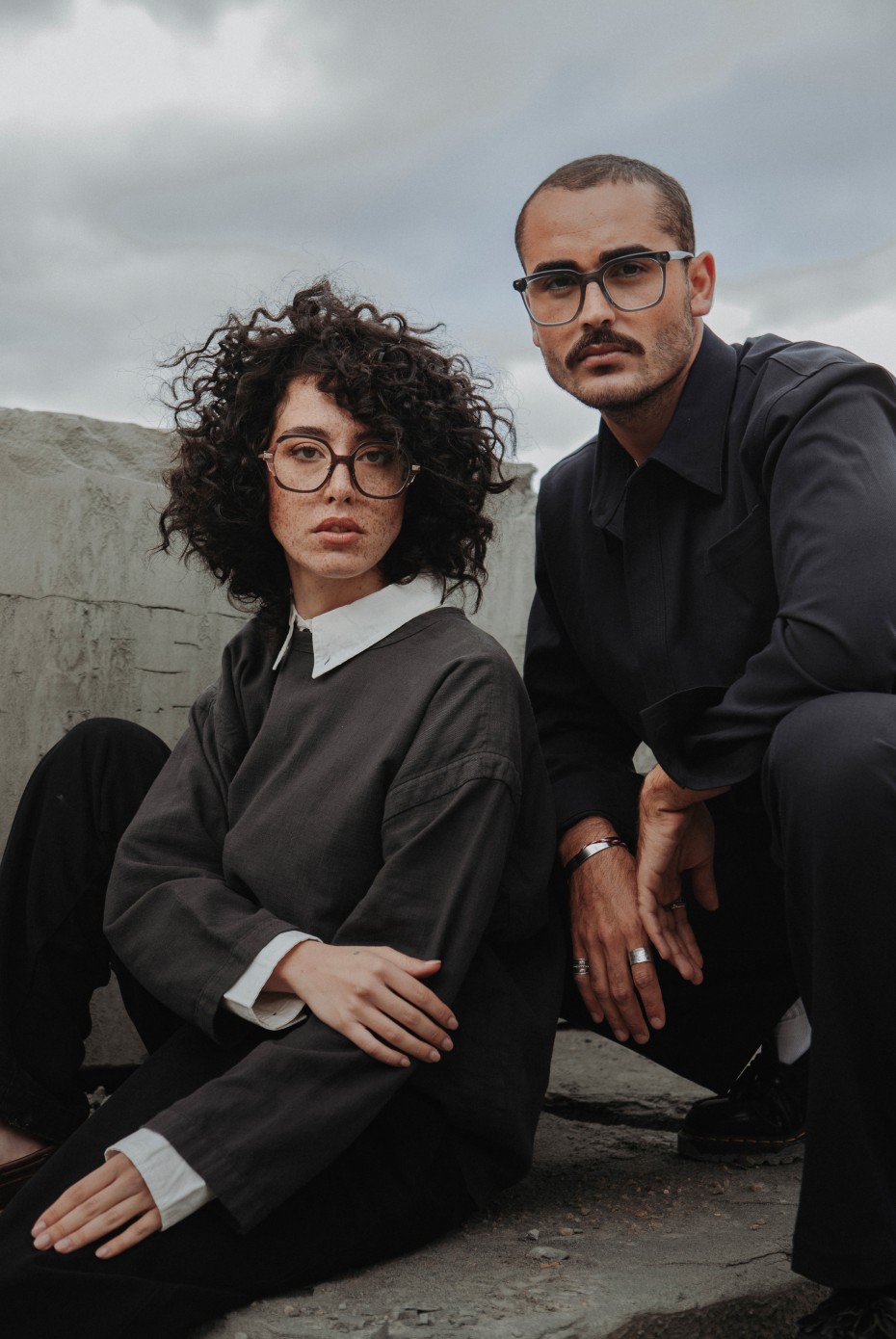 EINSTOFFEN: Frau und Mann mit Brillen